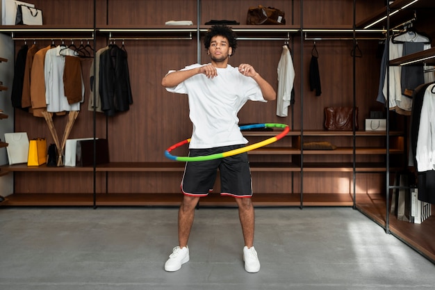 Foto gratuita deporte persona entrenando con hula hoop