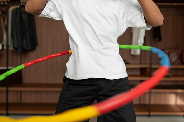 Deporte persona entrenando con hula hoop