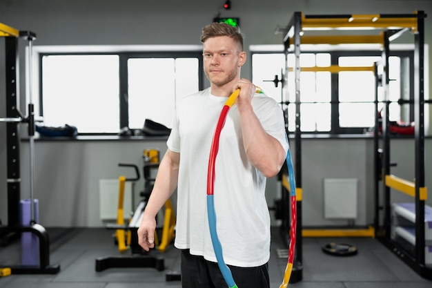 Deporte persona entrenando con hula hoop