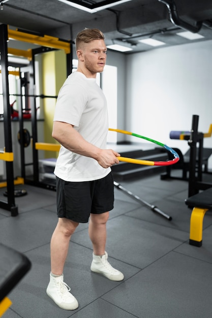 Deporte persona entrenando con hula hoop