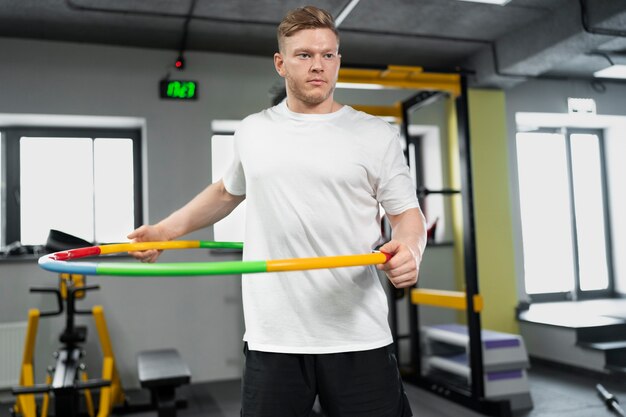 Deporte persona entrenando con hula hoop