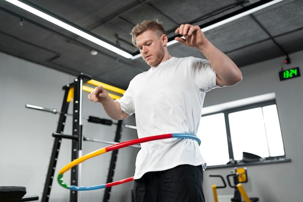 Deporte persona entrenando con hula hoop