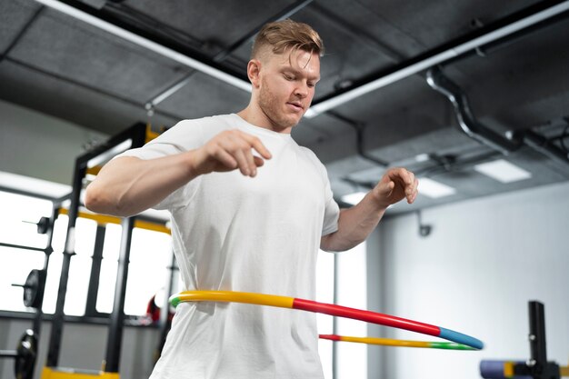 Deporte persona entrenando con hula hoop