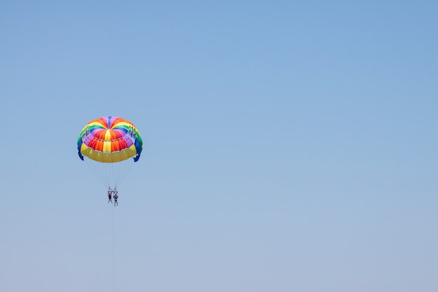 Foto gratuita deportes cielo azul actividad de verano parapente