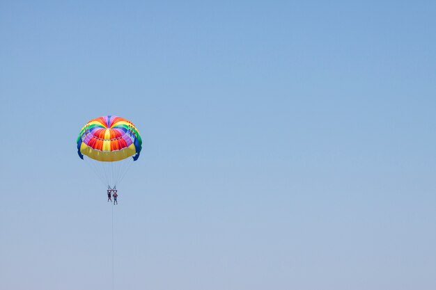 deportes cielo azul actividad de verano parapente