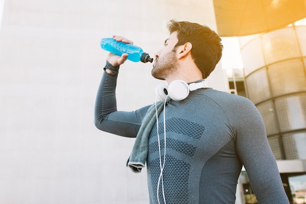 Foto gratuita deportista, agua potable