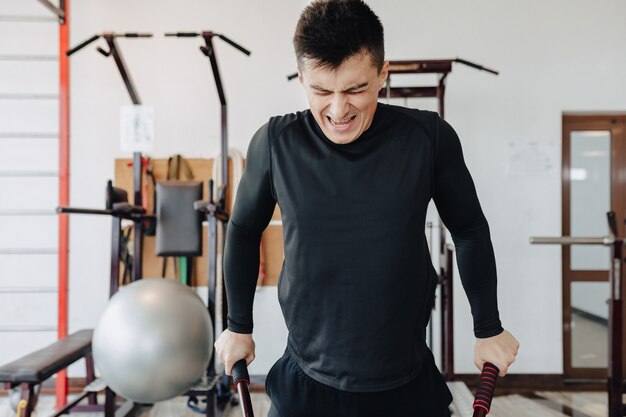 El deportista aprieta las barras, hace ejercicios con los músculos pectorales. estilo de vida saludable.