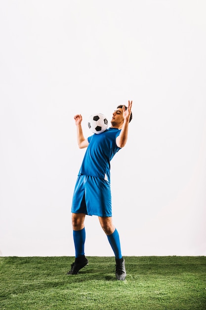 Deportista atrapando la pelota en el pecho