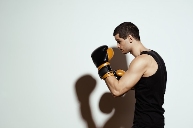 Foto gratuita deportista boxeador luchando. concepto de deporte.