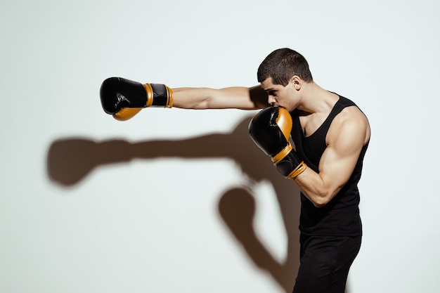 Foto gratuita deportista boxeador luchando. concepto de deporte.