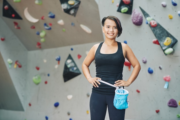 Foto gratuita deportista en club de escalada