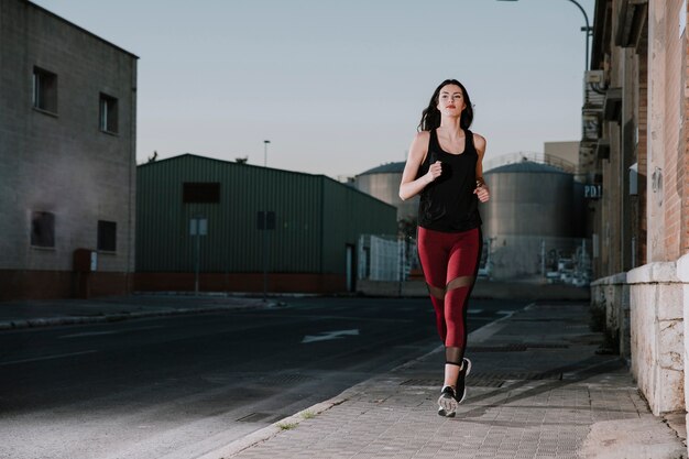 Deportista confía corriendo en la calle