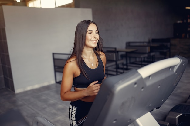 Deportista en un entrenamiento de ropa deportiva en un gimnasio