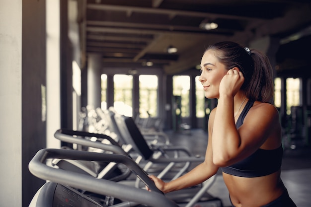 Deportista en un entrenamiento de ropa deportiva en un gimnasio