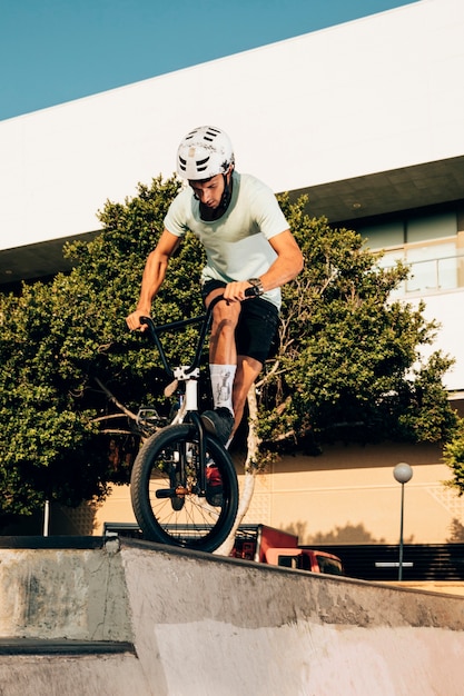 Foto gratuita deportista entrenando en skatepark