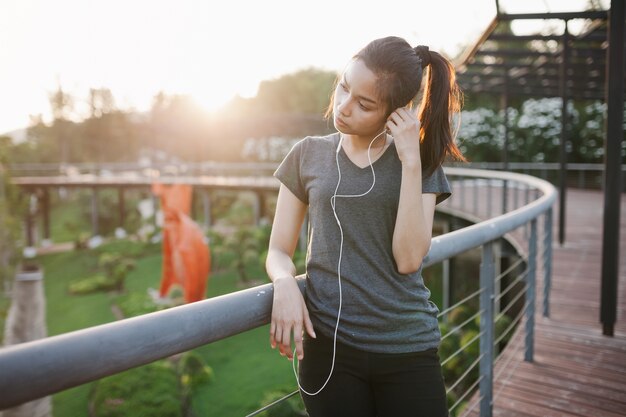 Deportista escuchando música