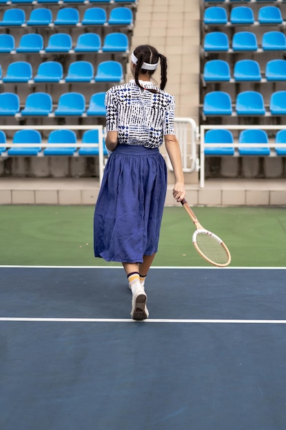 Deportista exitosa con raqueta en la cancha de tenis. Estilo de vida saludable