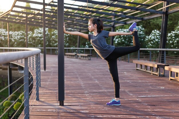 Deportista flexible estirando su pierna izquierda