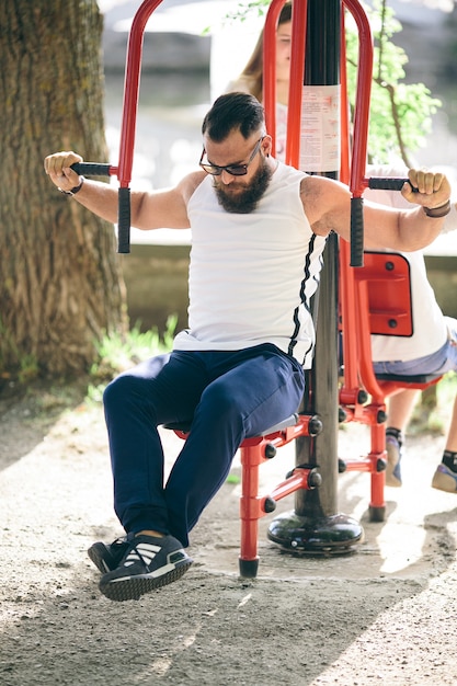 Deportista fortaleciendo sus brazos