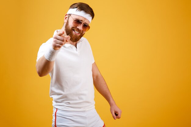 Deportista genial con gafas de sol que te señala