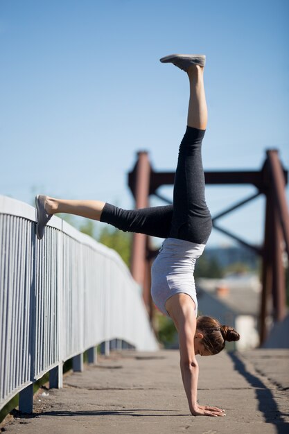 Deportista haciendo ejercicios de equilibrio al aire libre