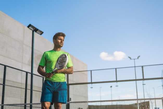 Foto gratuita deportista jugando al juego de pádel