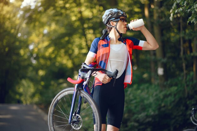 Deportista montando bicicleta en el bosque de verano