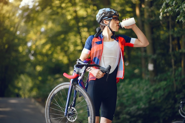 Deportista montando bicicleta en el bosque de verano