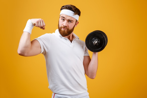 Deportista mostrando bíceps y sosteniendo pesas