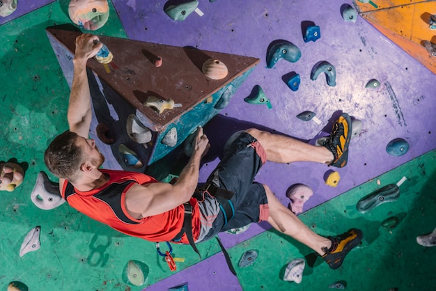 Foto gratuita deportista en la pared de escalada