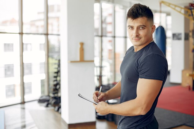 Deportista pasar tiempo en un gimnasio de la mañana