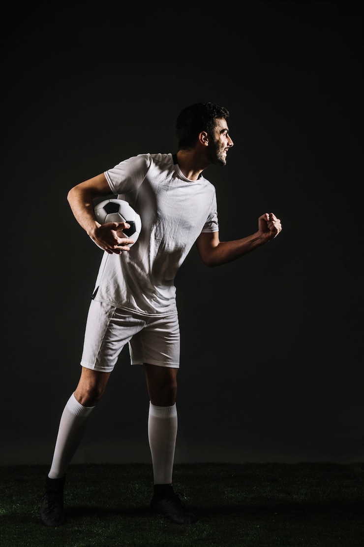 Foto gratuito deportista con pelota celebrando la victoria