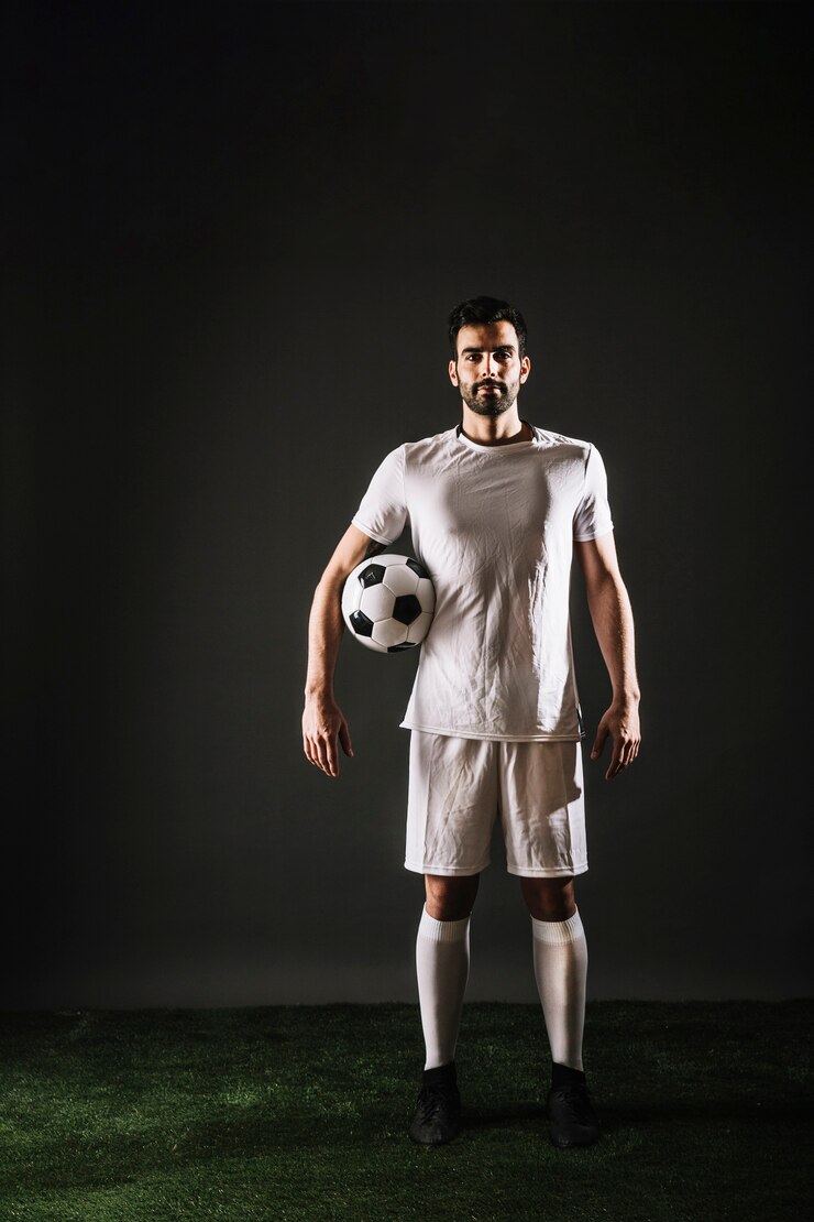 Foto gratuito deportista posando con pelota