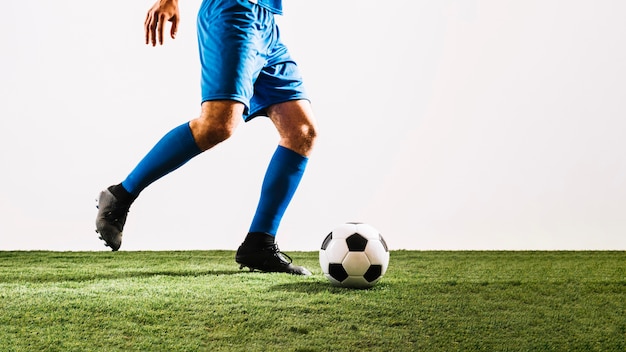 Deportista preparándose para patear la pelota