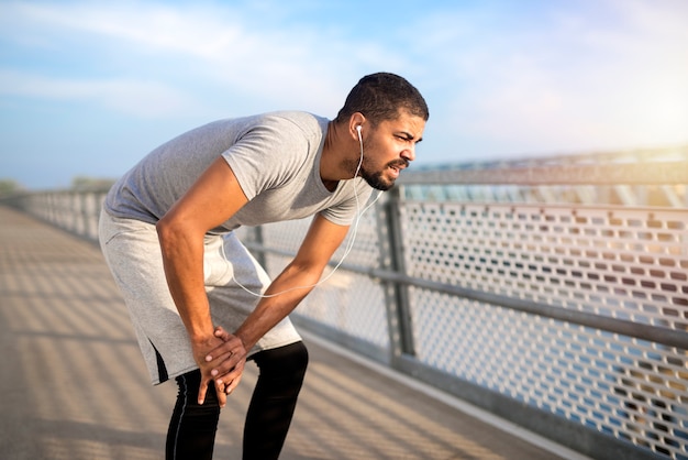 Deportista con problema de lesión de rodilla