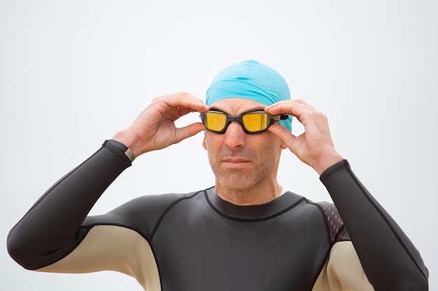 Deportista serio en traje de neopreno con gafas