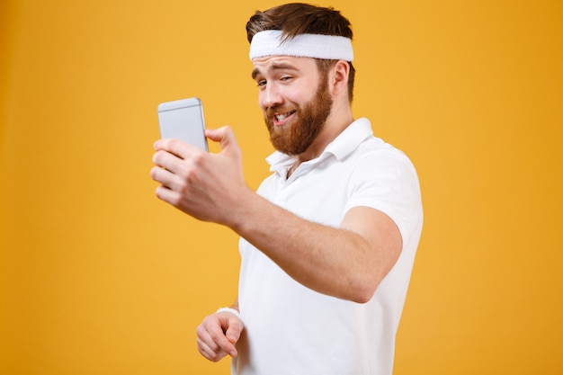 Deportista sonriente haciendo selfie