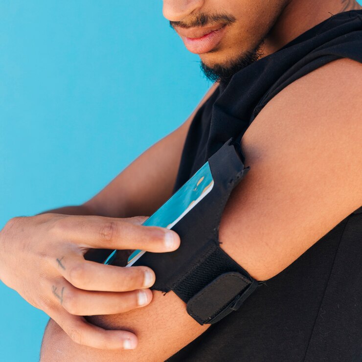 Foto gratuito deportista usando teléfono en caso de brazo