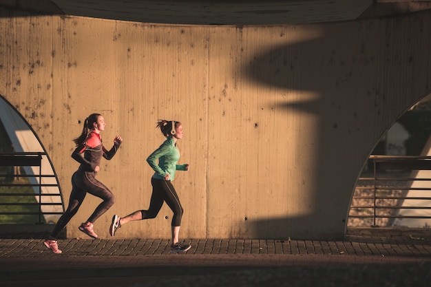 Deportistas corriendo al atardecer