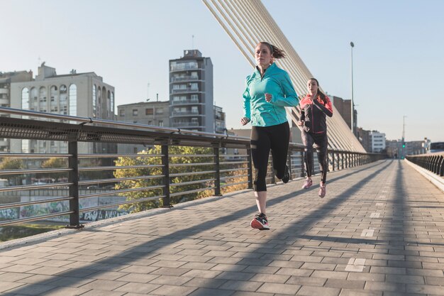 Deportistas corriendo en la ciudad