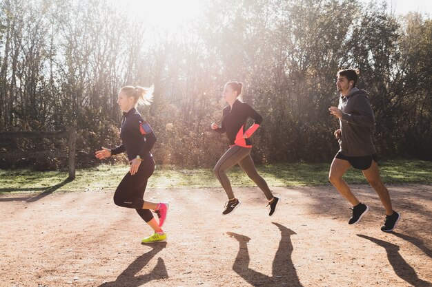 Deportistas corriendo en una fila