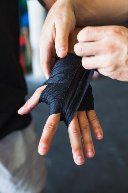 Deportistas de cultivos grabando la mano con banda elástica