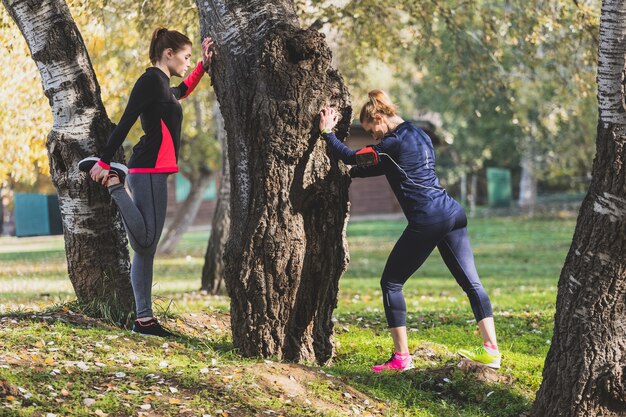 Deportistas estirando antes de empezar a correr