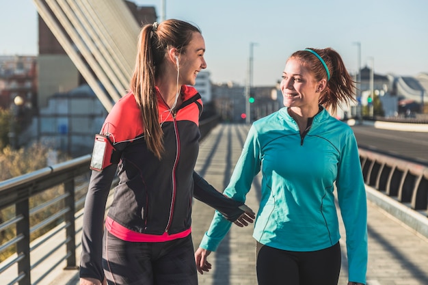 Deportistas riendo juntas