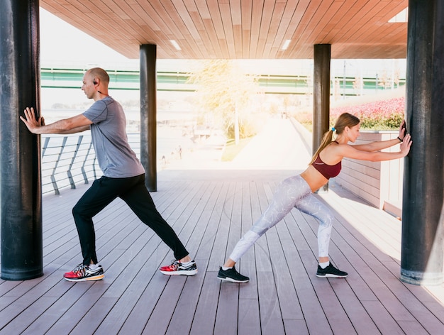 Deportiva hombre y mujer ejercitando juntos