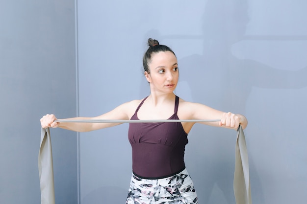 Deportiva mujer con banda elástica