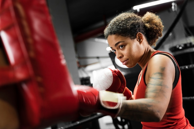 Deportiva mujer entrenando para boxeo