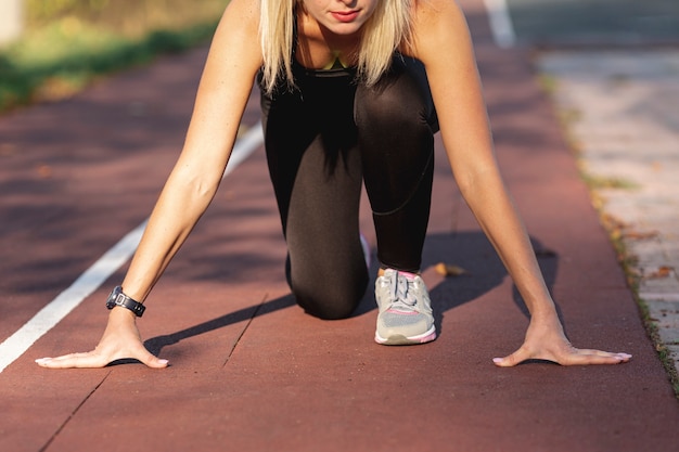 Deportiva mujer preparándose para correr