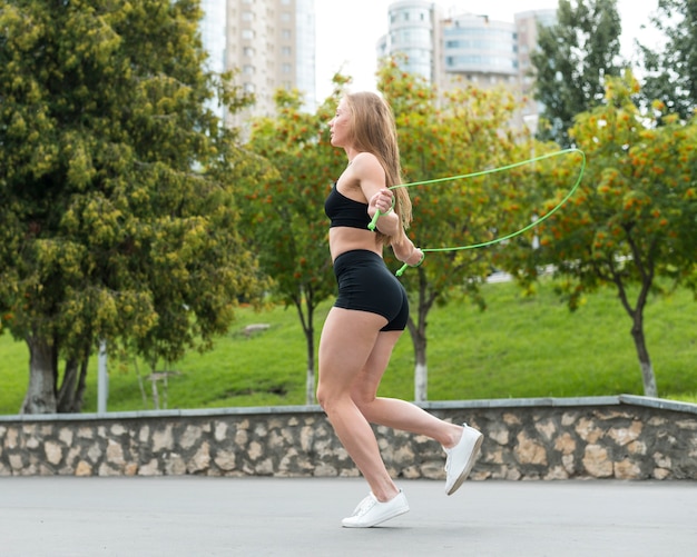 Deportiva mujer saltando a la comba