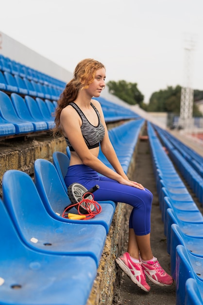 Deportiva mujer sentada en el estadio